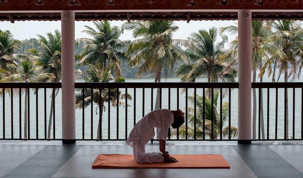 Persona practicando yoga hospital ayurveda india