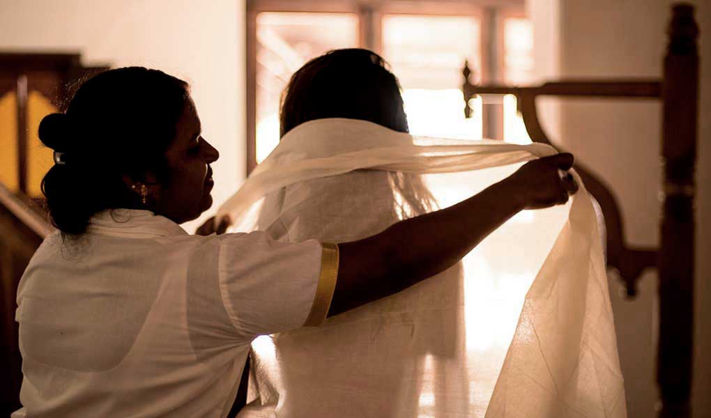 Mujer en sala de tratamiento ayurveda en Kerala Kalari Rasayana 