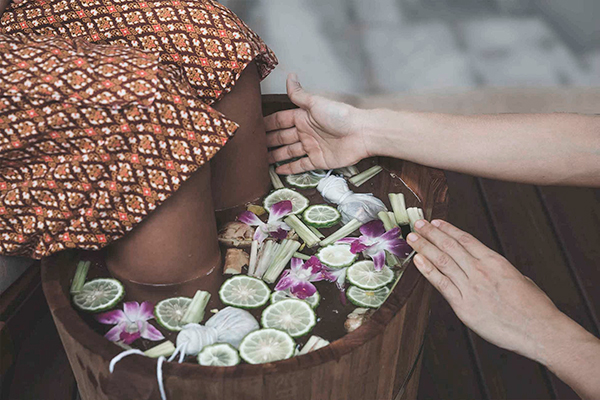 Persona haciendo tratamiento de SPA en Kamalaya Koh Samui