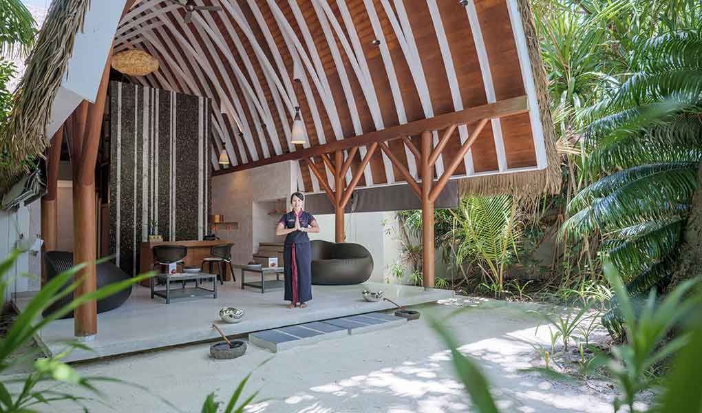 Entrada al Spa del hotel Kandolhu con detalles en madera