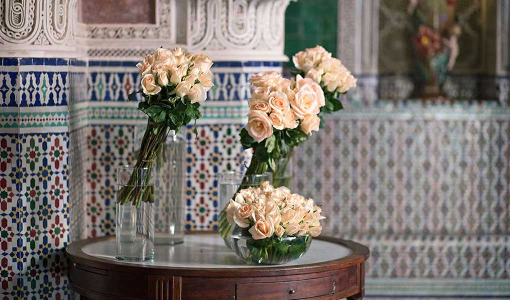 Azulejos de colores y rosas decorativas en el Riad La Sultana Marrakech