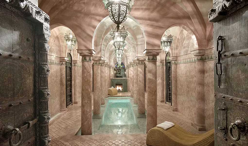 Entrada del Spa del hotel con detalles tradicionales 