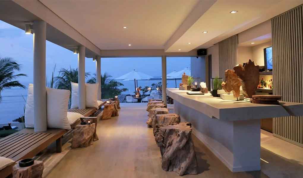 Interior del hotel con vistas al mar en Indonesia en Lombok
