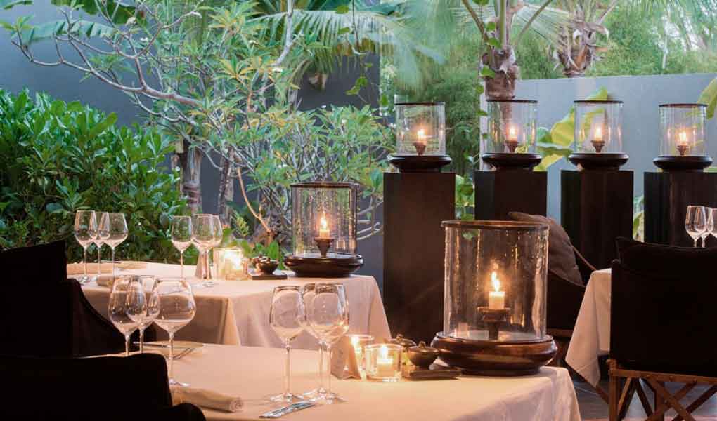 Detalles de las mesas en el restaurante del hotel por la noche