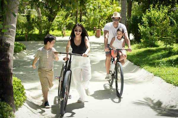 Adultos y niños en Bicicleta en Maldivas en hotel Anantara Dhigu