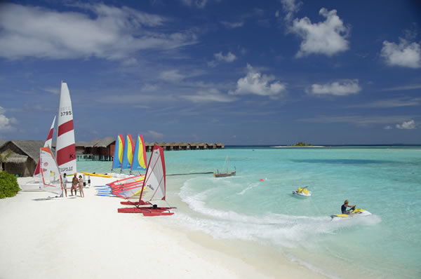 Deportes acuáticos playa de arena blanca en Maldivas hotel Anantara Dhigu actividades en Familia