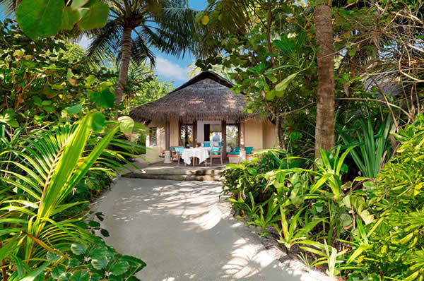 Entrada de la Beach Villa Familia Maldivas en el hotel hotel Anantara Dhigu