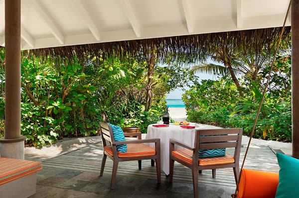 Terraza del beach villa familia hotel Anantara Dhigu en Maldivas