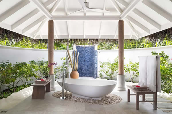 Baño exterior villa familiar en Maldivas hotel Anantara Dhigu