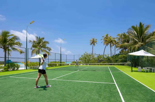 Persona jugando al tenis en Maldivas hotel Ozen Life Maadhoo