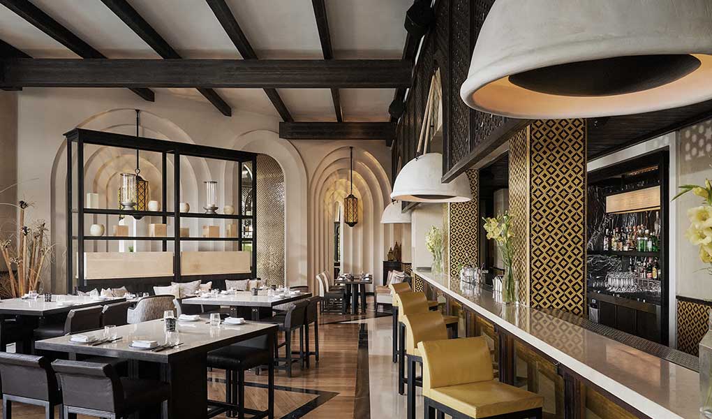 Bar y restaurante del hotel con tejidos tradiciones de Marruecos