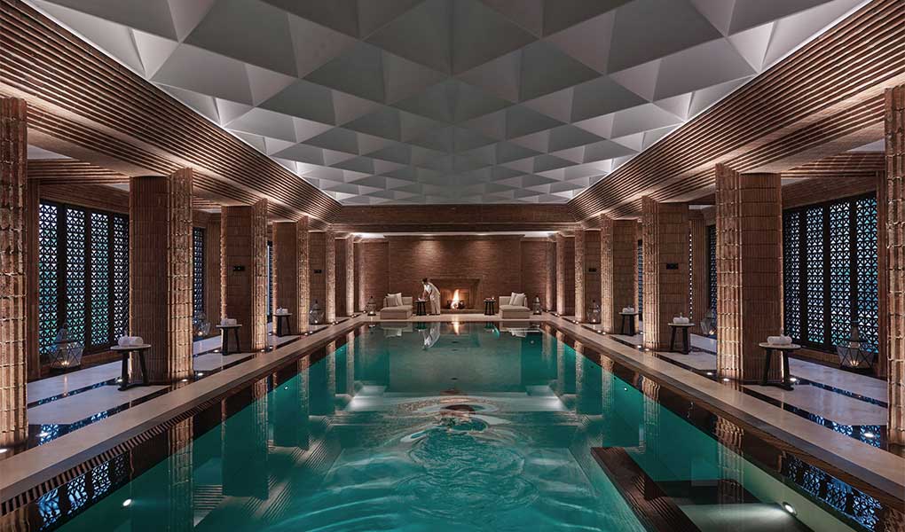 Piscina interior del Spa lujo hotel Mandarin Oriental Marrakech