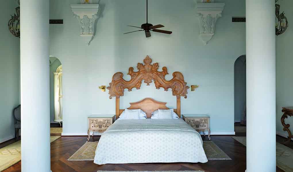Detalle de la cama y decoración del hotel La Maison Bleue El Gouna