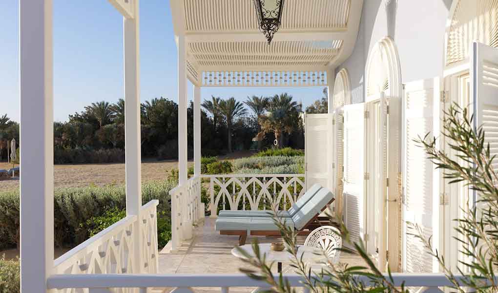 Terraza del hotel sobre la playa La Maison Bleue El Gouna