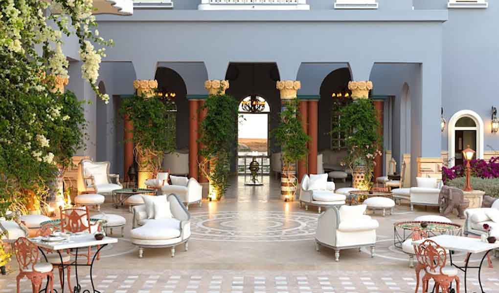 Patio del hotel de lujo en el Mar Rojo La Maison Bleue El Gouna en Egipto