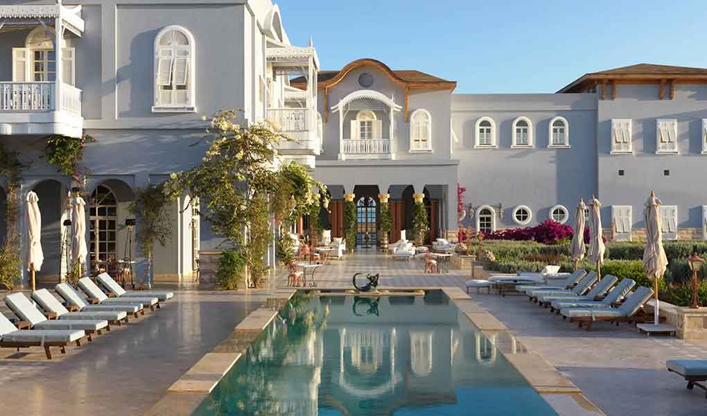 Piscina exterior del hotel La Maison Bleue El Gouna en Egipto