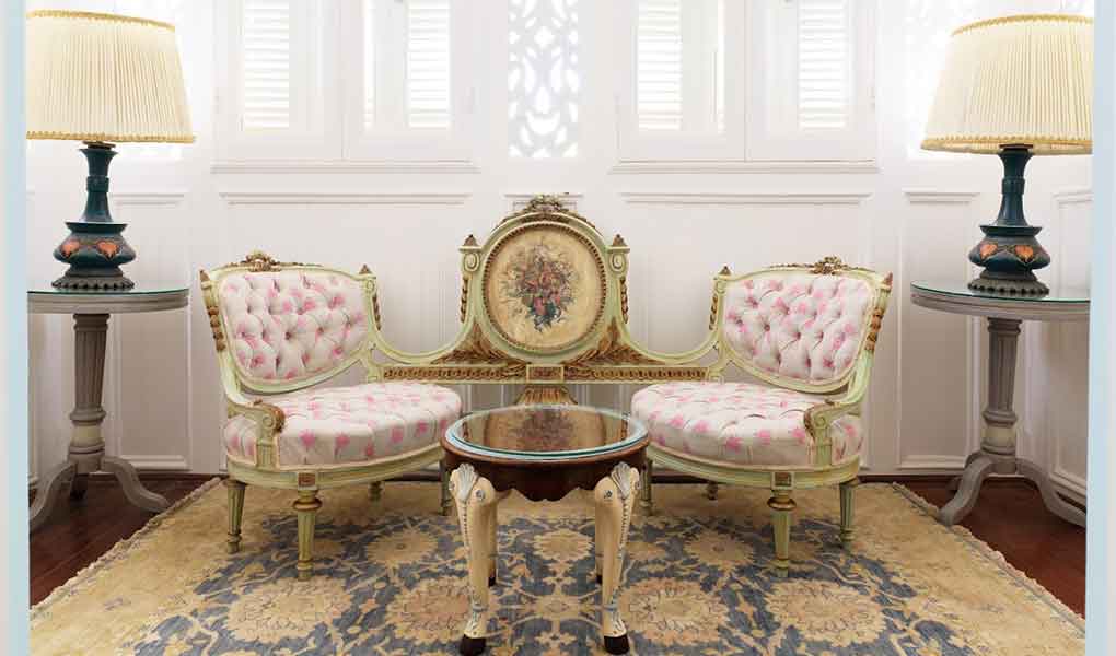 Detalle de sillones franceses hotel La Maison Bleue El Gouna