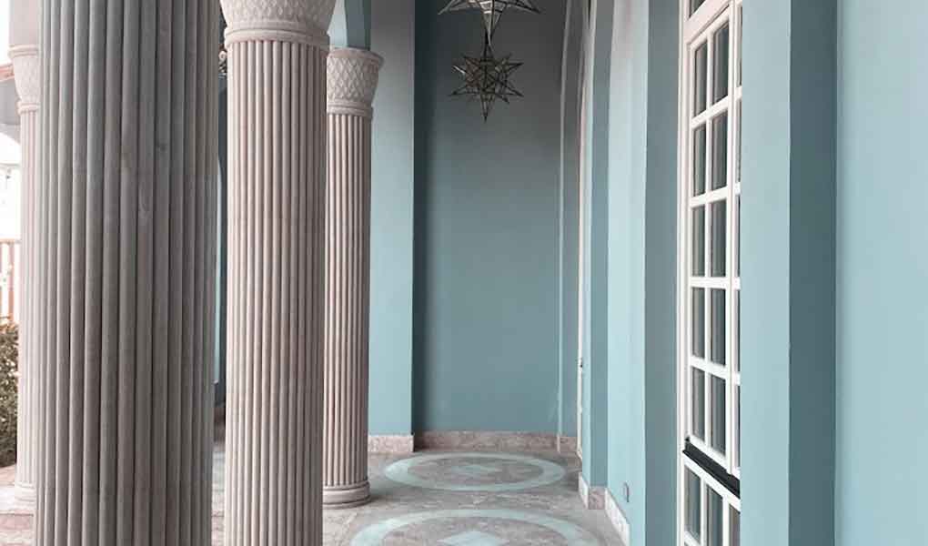 Pasillo interior del hotel pintado en azul