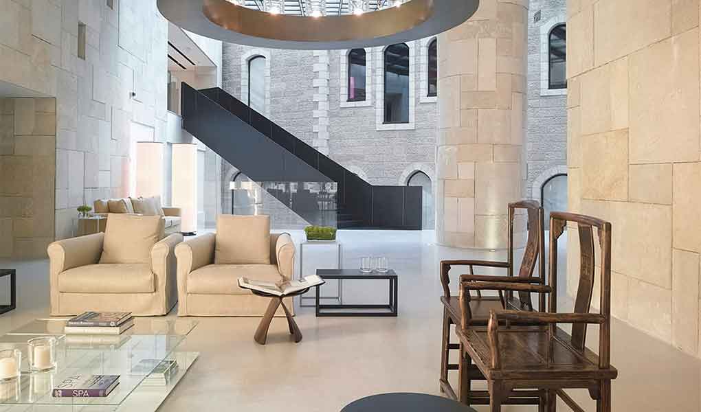 Arquitectura interior del Mamilla Hotel con escalera en negro