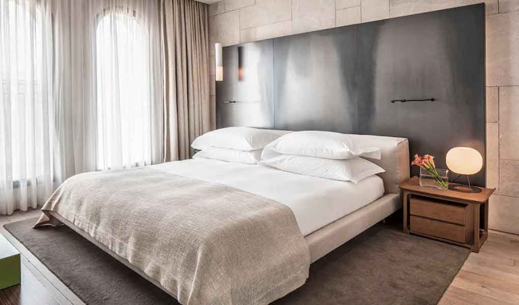 Habitación del hotel con detalles en madera y luz natural