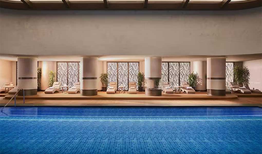 Piscina interior del hotel con techos iluminados en el Mandarin Oriental Bosphorus en Turquía