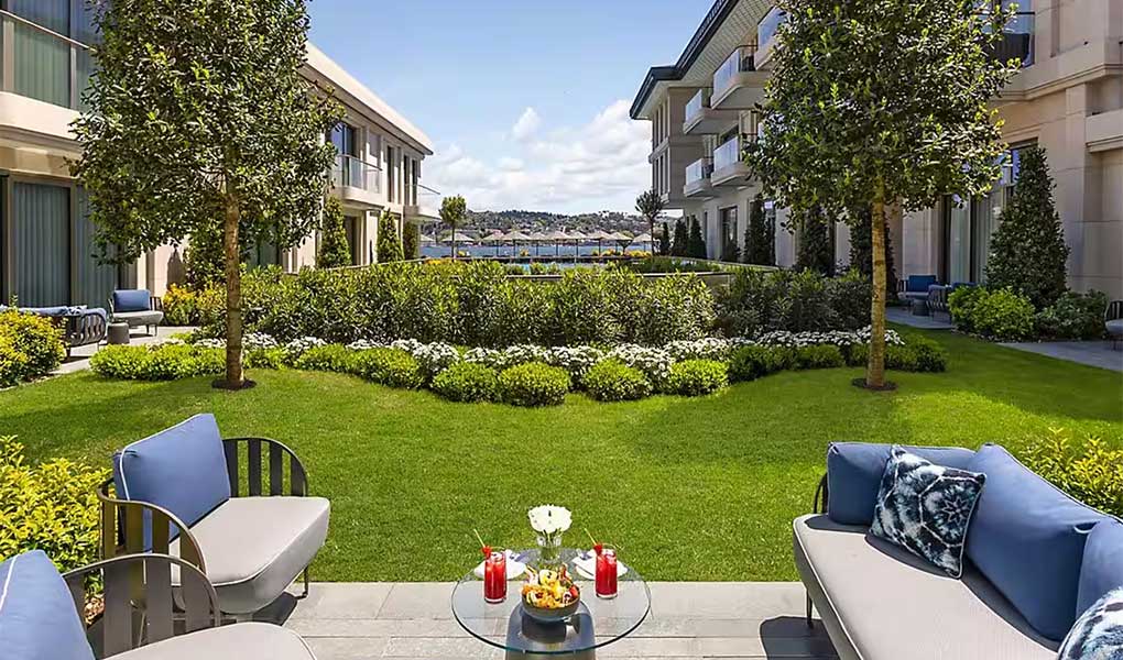 Vistas de los jardines interiores del hotel en Turquía