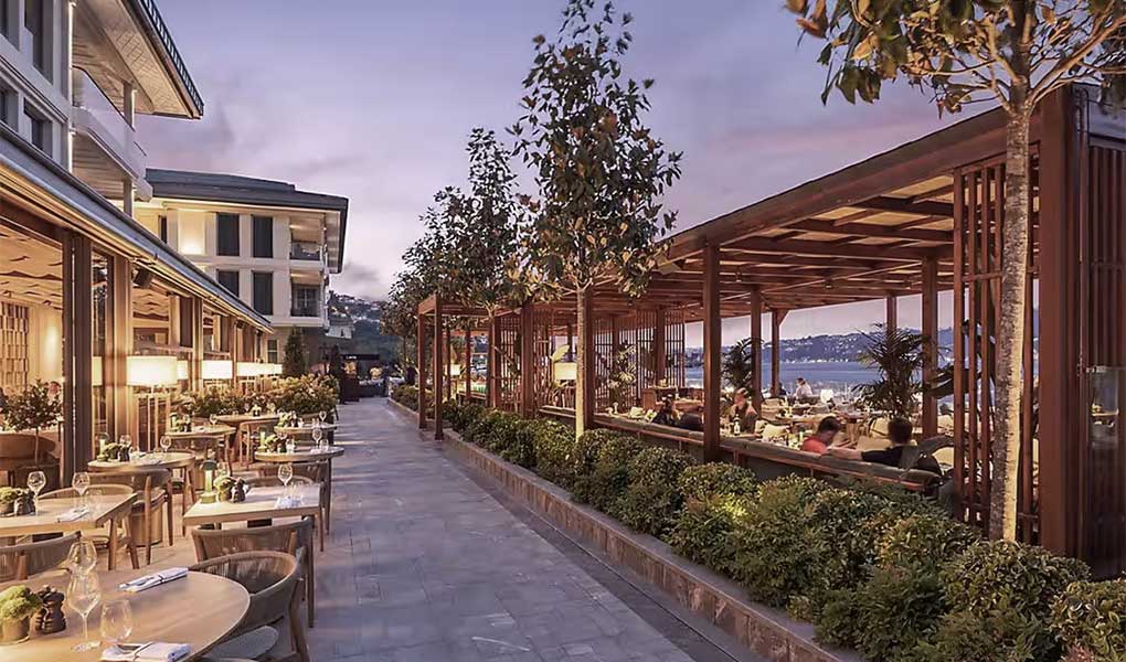 Restaurante del hotel Mandarin Oriental Bosphorus con vistas al Bosforo.