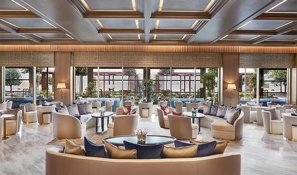 Decoración del restaurante interior en tonos neutros Mandarin Oriental Bosphorus lujo en Turquía