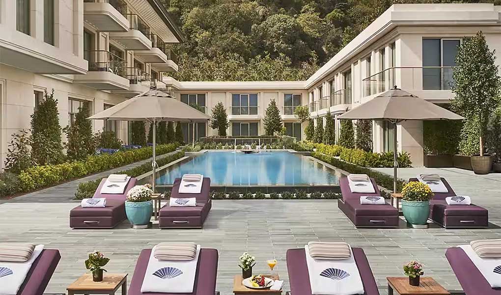 Vistas de la piscina exterior del hotel con los jardines interiores