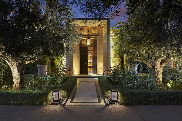 Jardines de entrada a la Villa Familiar con piscina privada en Marrakech
