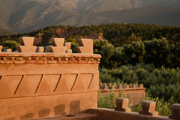 Construcción en ladrillos al atardecer palacio estilo árabe