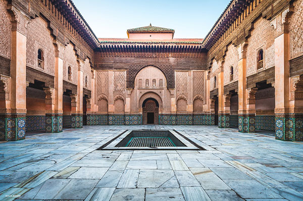 Fachada tradicional en Marruecos con patio interno