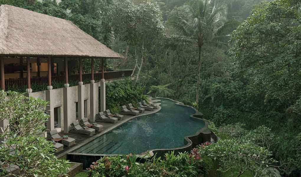 Piscina exterior del hotel Maya Ubud Resort en medio de la naturaleza