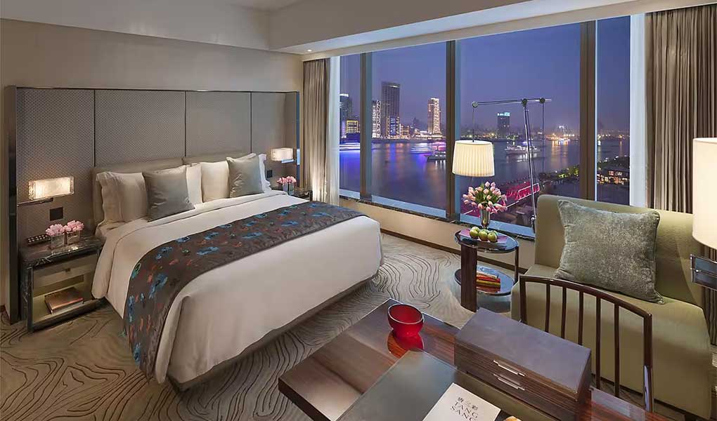 Habitación de lujo del hotel vistas a la ciudad