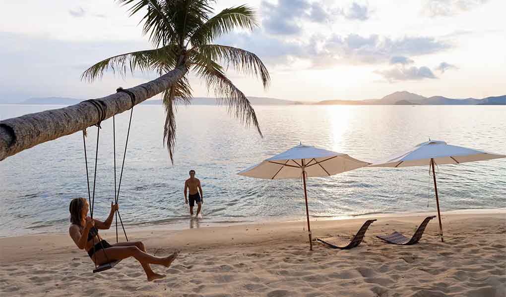 Playa y personas disfrutando del mar en Filipinas
