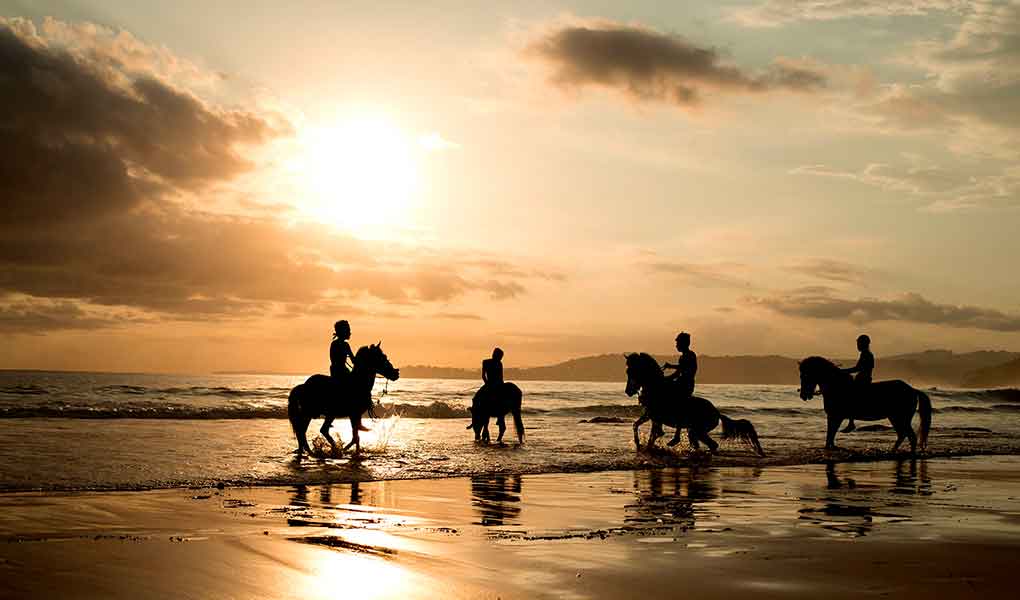 Atardecer en la playa de Indonesia en NIHI Sumba