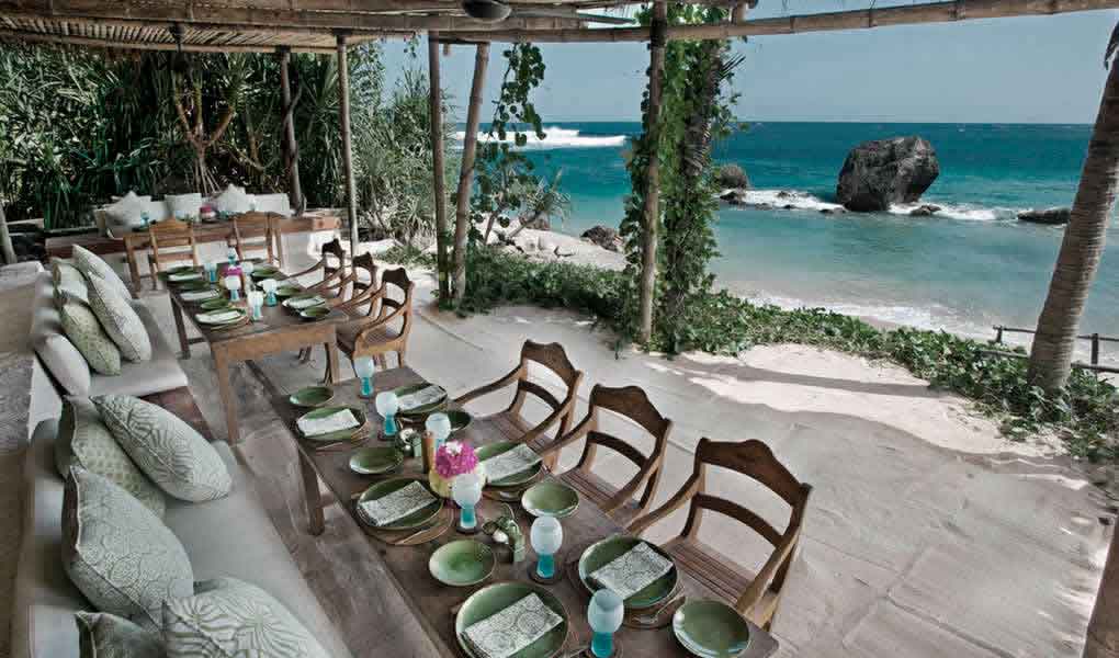NIHI Sumba restaurante del resort con vistas al mar en Sumba Island