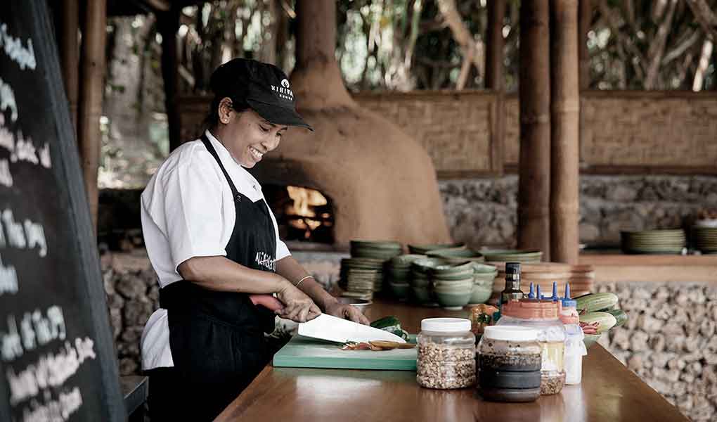 Staff del hotel trabajando en la cocina del resort