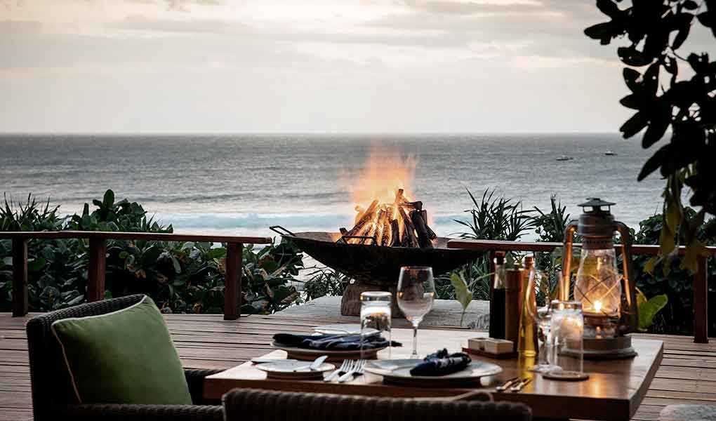 Barbacoa sobre la playa en el hotel de lujo NIHI Sumba en Indonesia