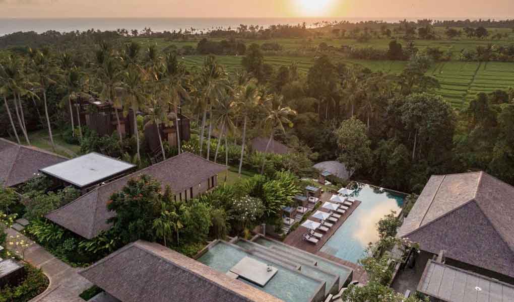 Zonas comunes del hotel con piscinas exteriores Nirjhara en Bali en Indonesia
