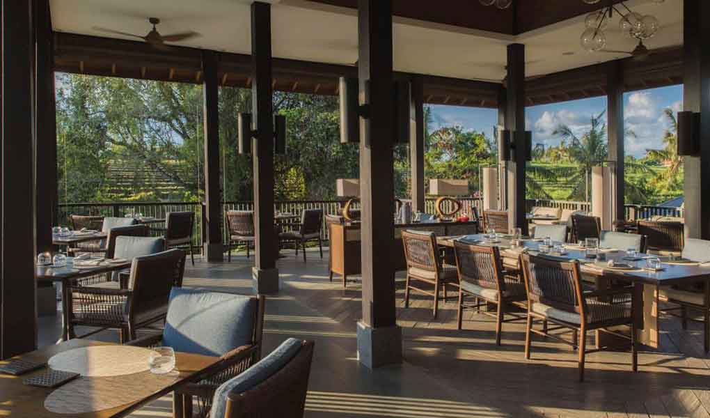 Zonas comunes en interior del hotel Nirjhara en Bali