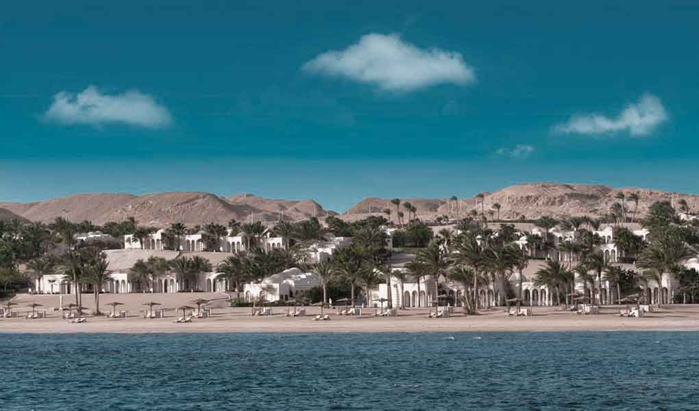 Vistas desde el mar del hotel de lujo Oberoi Sahl Hasheesh