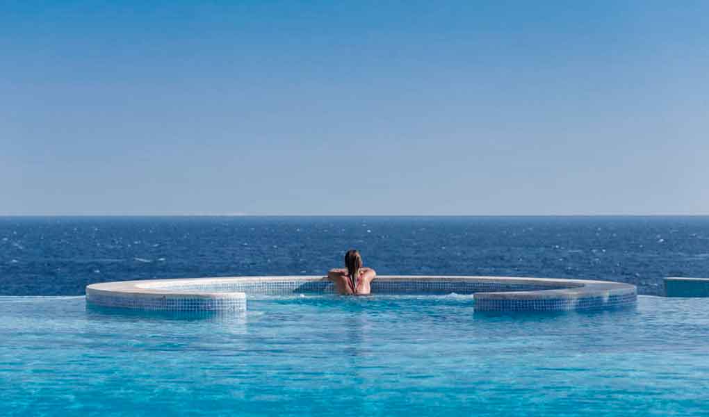 Piscina con vistas al Mar Rojo en Egipto