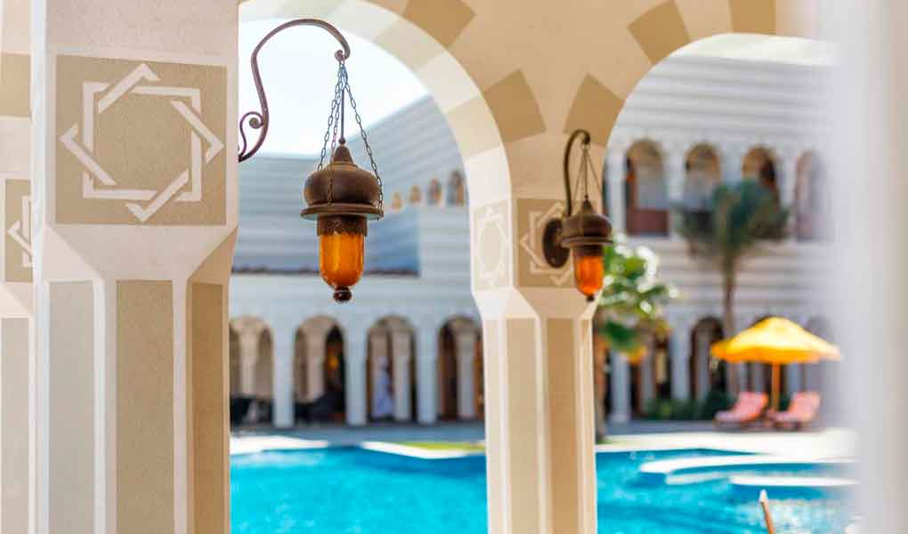 Piscina exterior del hotel con columnas