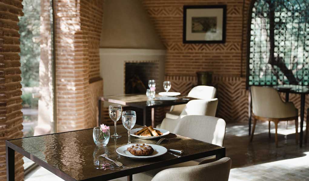 Restaurante interior del hotel lujo en Marruecos