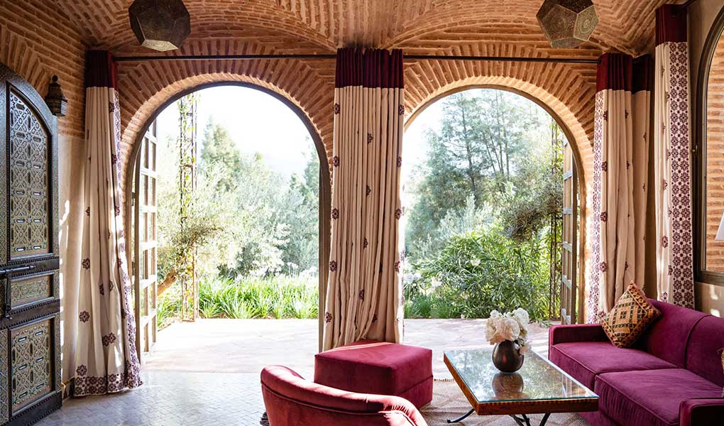 Ventanas tradicionales con vistas a los jardines del hotel lujo en Marruecos