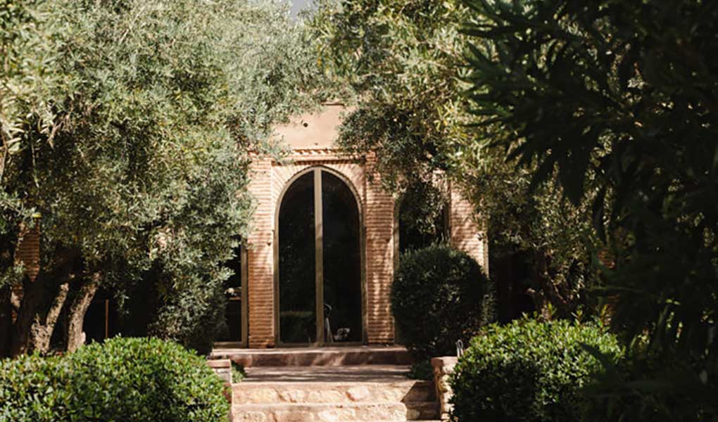 Puerta tradicional en ladrillos en medio de los jardines del hotel 