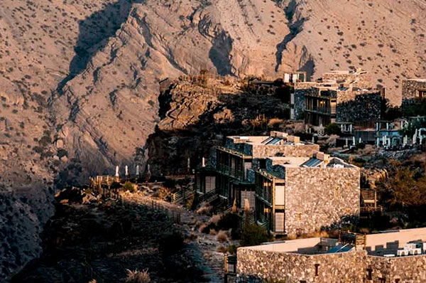 El hotel de lujo Alila Jabal Akhdar al atardecer sobre las montañas