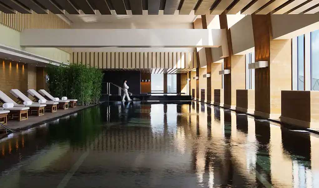 Piscina interior del hotel Park Hyatt Beijing con vistas a la ciudad