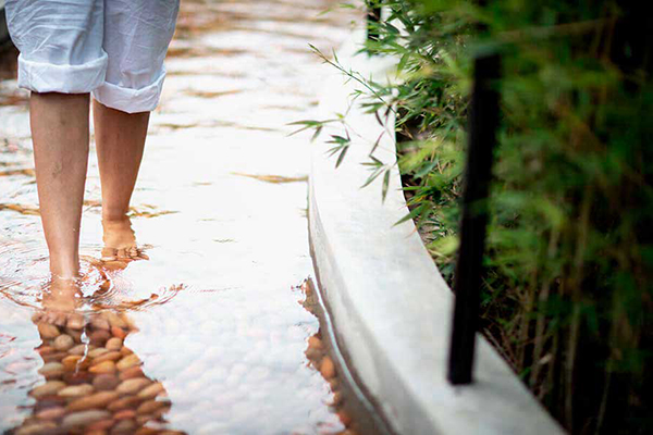Prakriti Shakti terapia sensorial caminar sobre rocas y agua